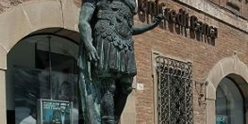 Statua di Giulio Cesare in piazza Tre Martiri di fronte al Palazzo Tingoli