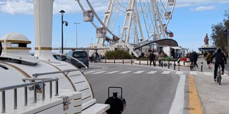 Trenini alla ruota panoramica