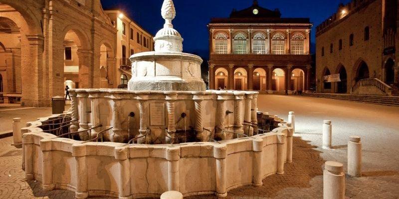 Fontana dell Pigna e Teatro Galli - piazza Cavour