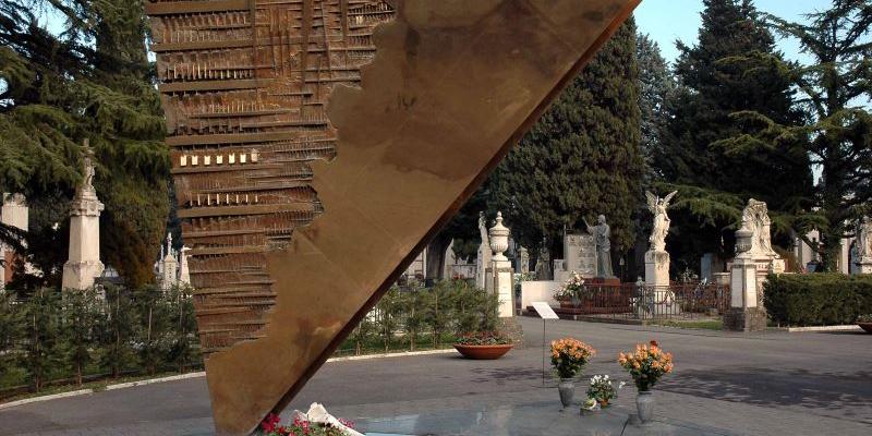 Cimitero Monumentale - La Prua di Arnaldo Pomodoro dedicata a Federico Fellini e Giulietta Masina