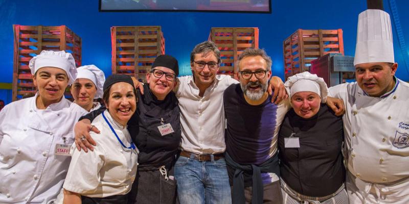 Il Sindaco Andrea Gnassi con Massimo Bottura e i ragazzi dello Show cooking - ph (C) Giorgio Salvatori)
