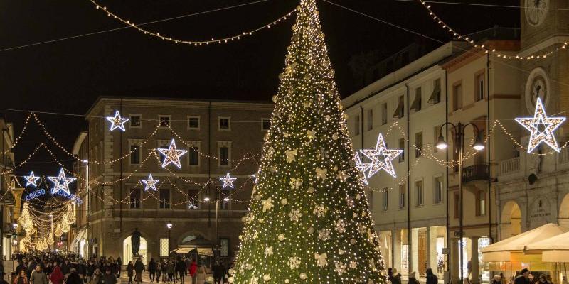 albero di Natale e luci in Piazza Tre Martiri