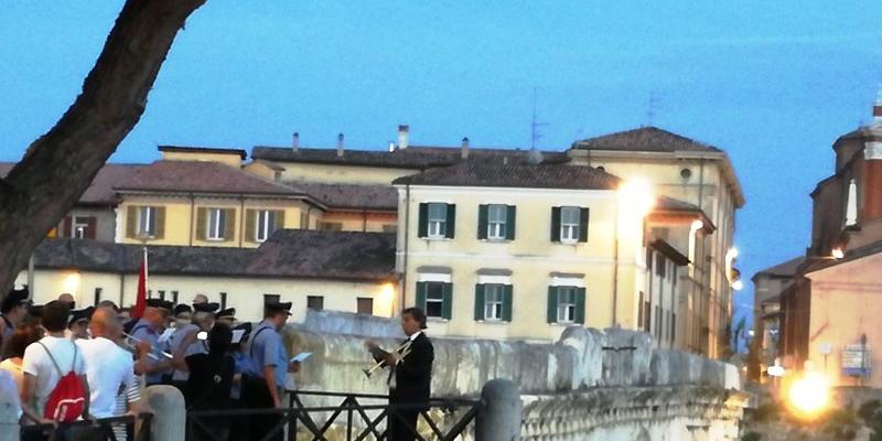 Il M° Jader Abbondanza con la Banda Città di Rimini sul Ponte di Tiberio