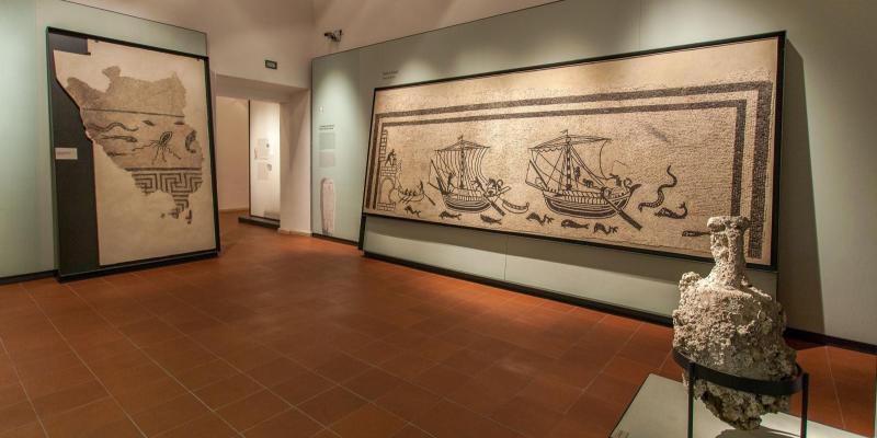 sala del mare con il mosaico delle barche