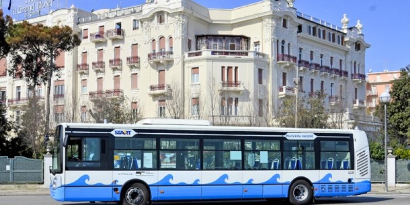 Bus in transito di fronte al Grand Hotel di Rimini