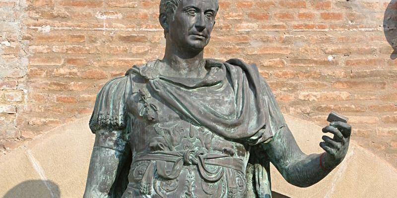 Statua Giulio Cesare in Piazza Tre Martiri - Rimini