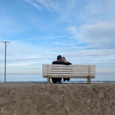 Mare d'inverno dune di sabbia e panchine