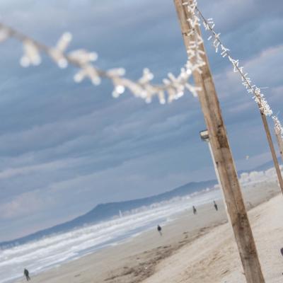 luci, panchine dune in spiaggia a Natale