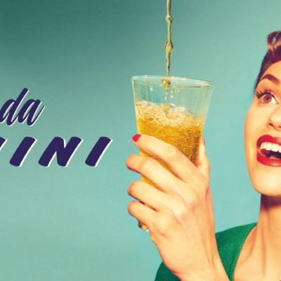 Saluti da Rimini - Donna con bicchiere