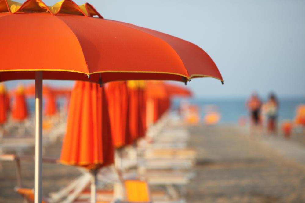 spiaggia - ombrelloni arancioni