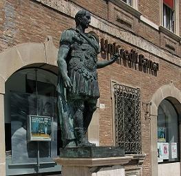 Statua di Giulio Cesare in piazza Tre Martiri di fronte al Palazzo Tingoli