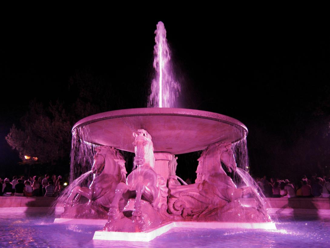 Fontana dei 4 cavalli parco Fellini in rosa