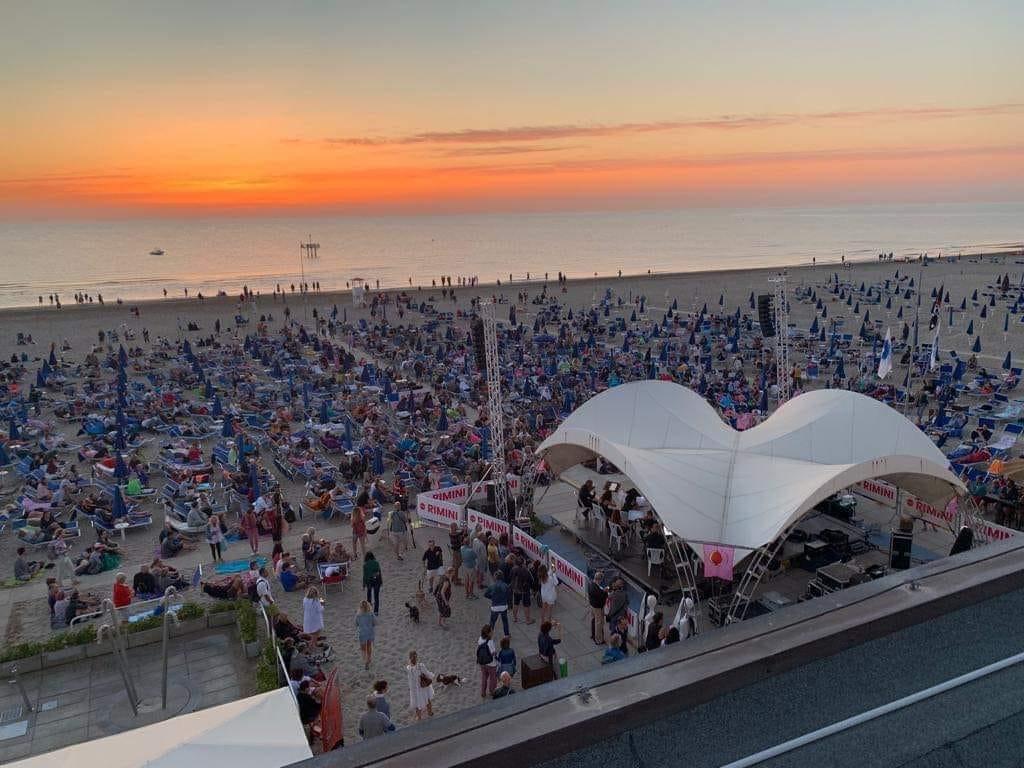 Concerto all'alba sulla spiaggia