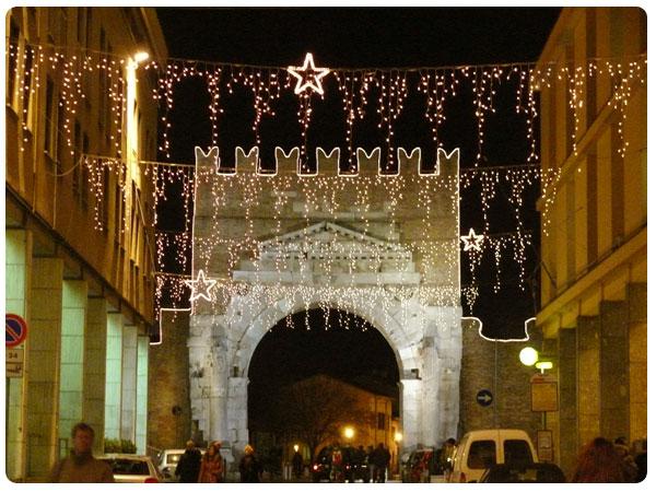 Arco d'Augusto di Rimini illuminato per Natale