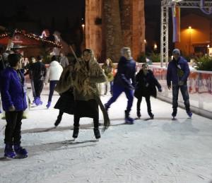 Pattinaggio sulla pista di ghiaccio con "befane"