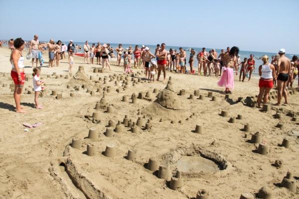 Gara dei castelli di sabbia sulla spiaggia