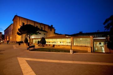 piazza Ferrari e ingresso a Domus del Chirurgo