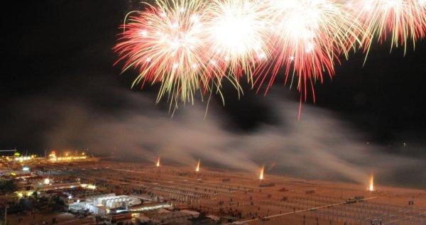 Festa in spiaggia con fuochi d'artificio