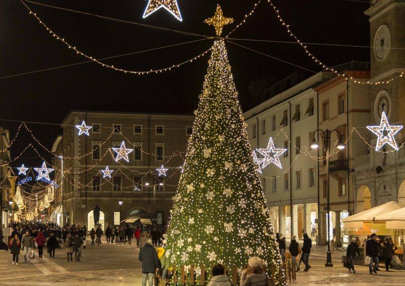 albero di Natale e luci in Piazza Tre Martiri