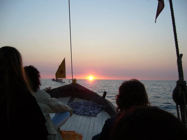 Alba di benessere in barca al sorgere del sole