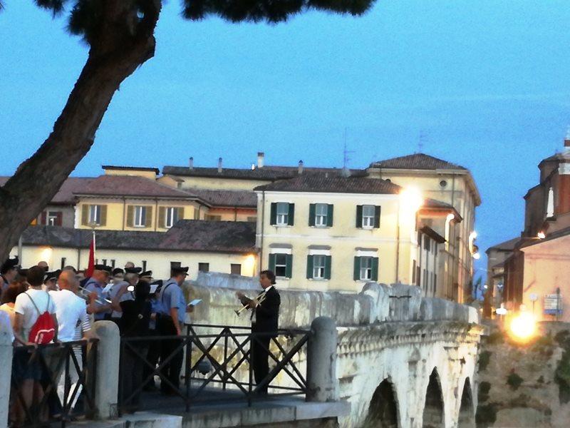 Il M° Jader Abbondanza con la Banda Città di Rimini sul Ponte di Tiberio