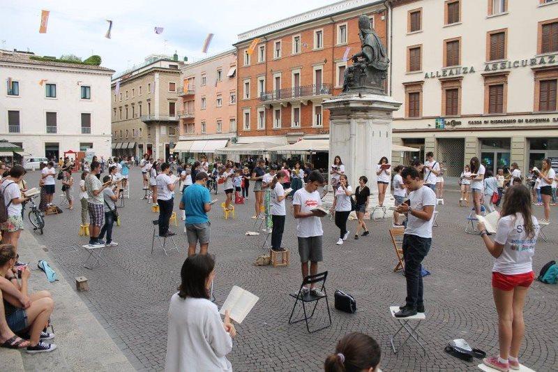 giovani in piazza Cavour per Mare di Libri