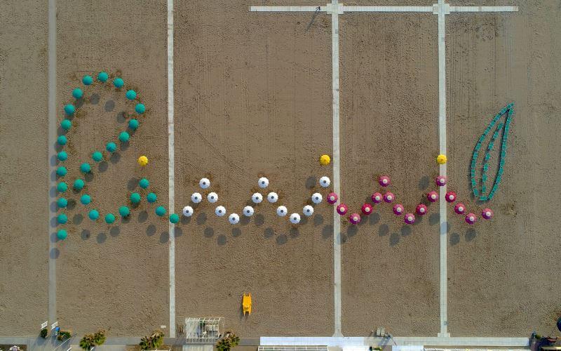 Rimini: un saluto tricolore che arriva dal mare