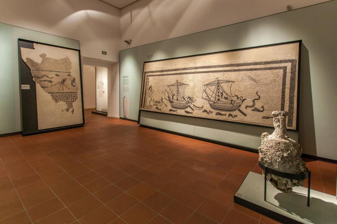 sala del mare con il mosaico delle barche