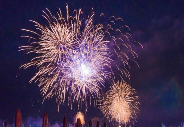 Fuochi d'artificio sulla spiaggia di Rimini