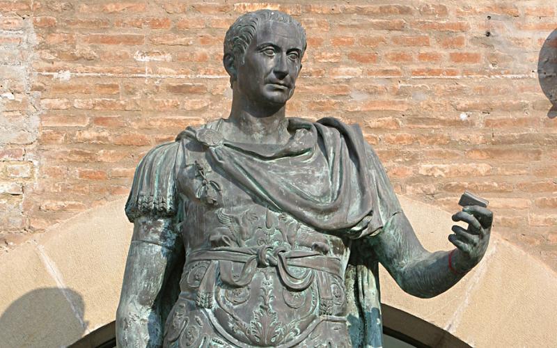 Statua Giulio Cesare in Piazza Tre Martiri - Rimini