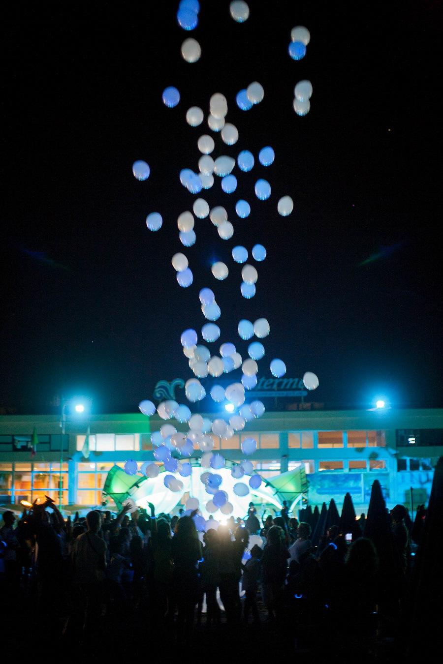 Notte celeste: blue and white balloons in the sky