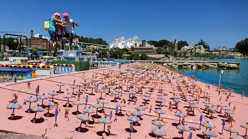 Una spiaggia tutta rosa a Italia in Miniatura