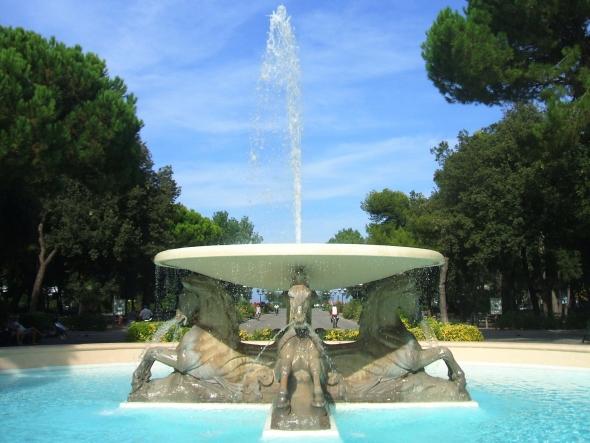 Rimini: Fontana dei Quattro Cavalli, piazzale Fellini