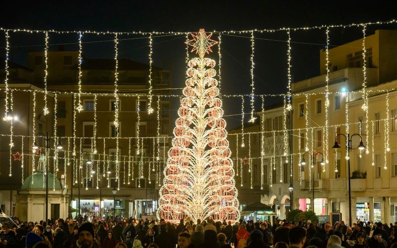 Luci di Natale in piazza Tre Martiri