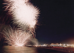 Fuochi d'artificio sulla spiaggia di Rimini
