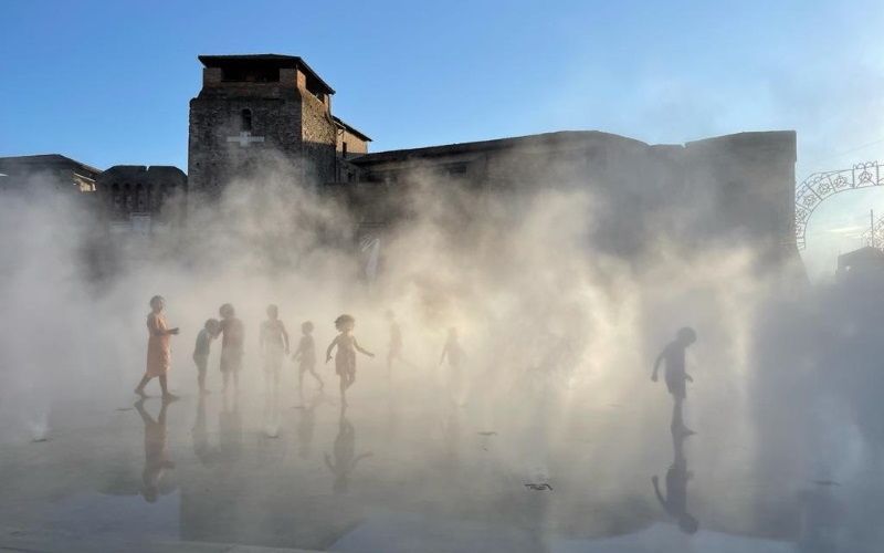 la Piazza dei Sogni davanti a Castel Sismondo avvolta nella nebbia