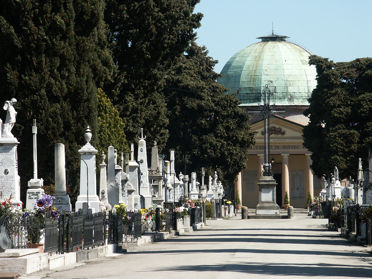 Viale principale del Cimitero Monumentale
