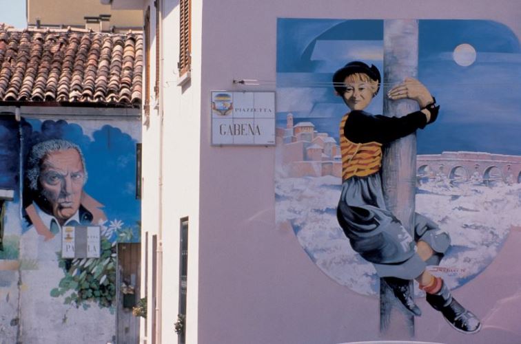 Borgo San Giuliano: i murales di Fellini