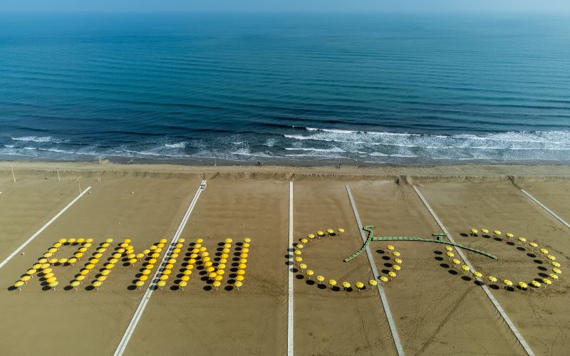 Una mega scritta per il lancio del Tour De France colora di giallo la spiaggia di Rimini