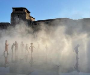la Piazza dei Sogni davanti a Castel Sismondo avvolta nella nebbia