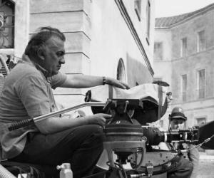 Federico Fellini sul set - ph Minghini