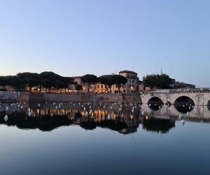 Piazza sull'acqua, Ponte di Tiberio