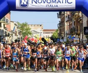 partenza della Rimini Marathon sullo sfondo dell'Arco di Augusto