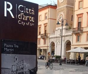 Rimini, Piazza Tre Martiri con totem della Rimini bombardata